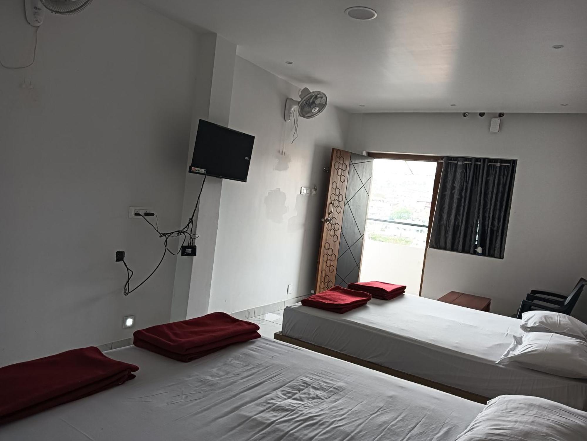Hilltop Hotell Vālpārai Exteriör bild