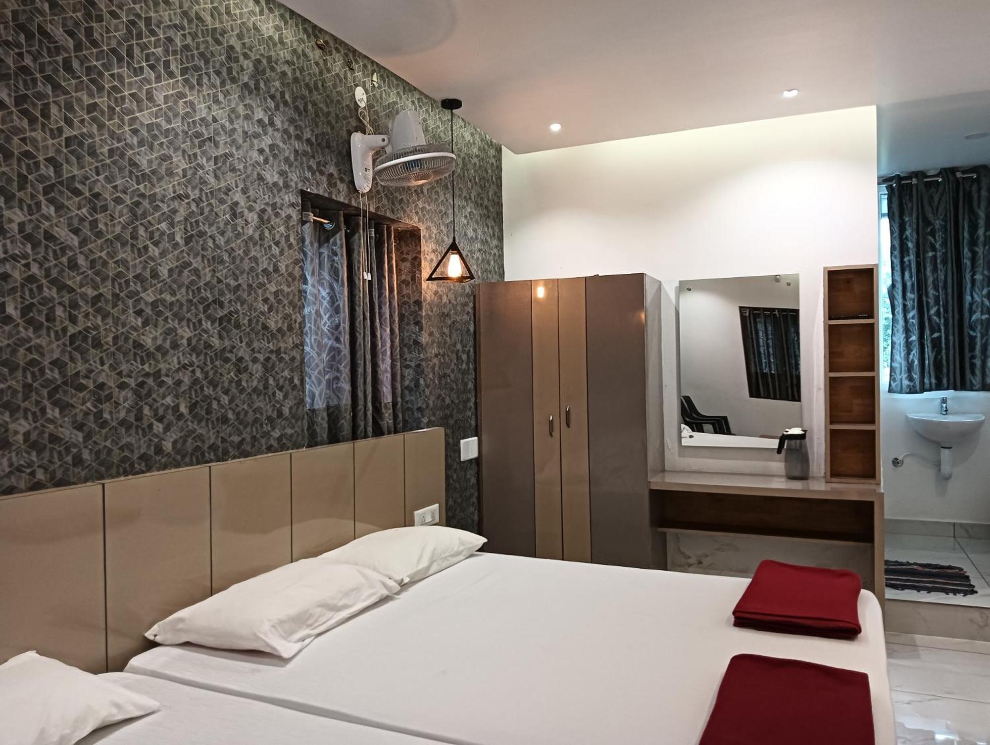 Hilltop Hotell Vālpārai Exteriör bild