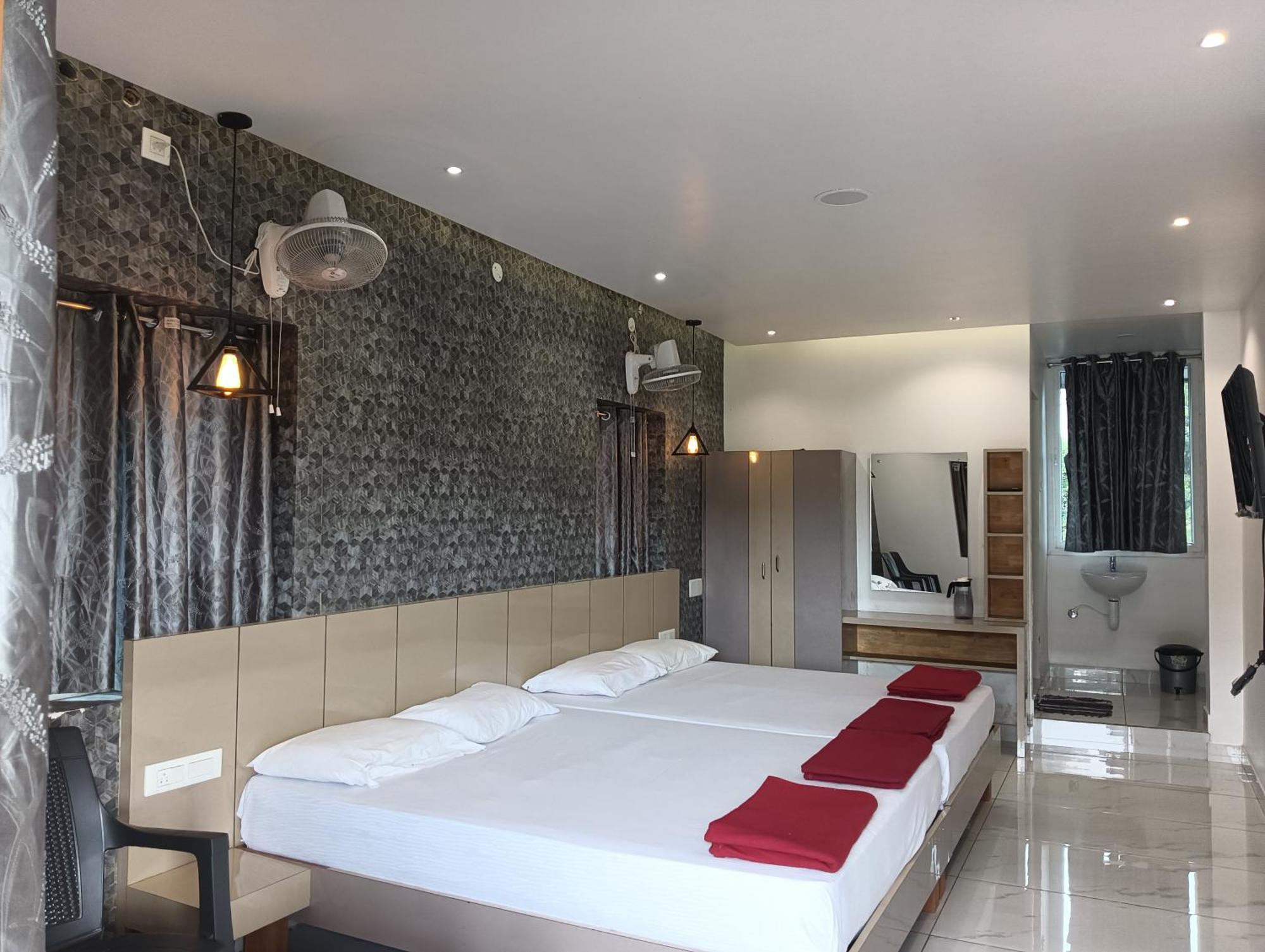 Hilltop Hotell Vālpārai Exteriör bild