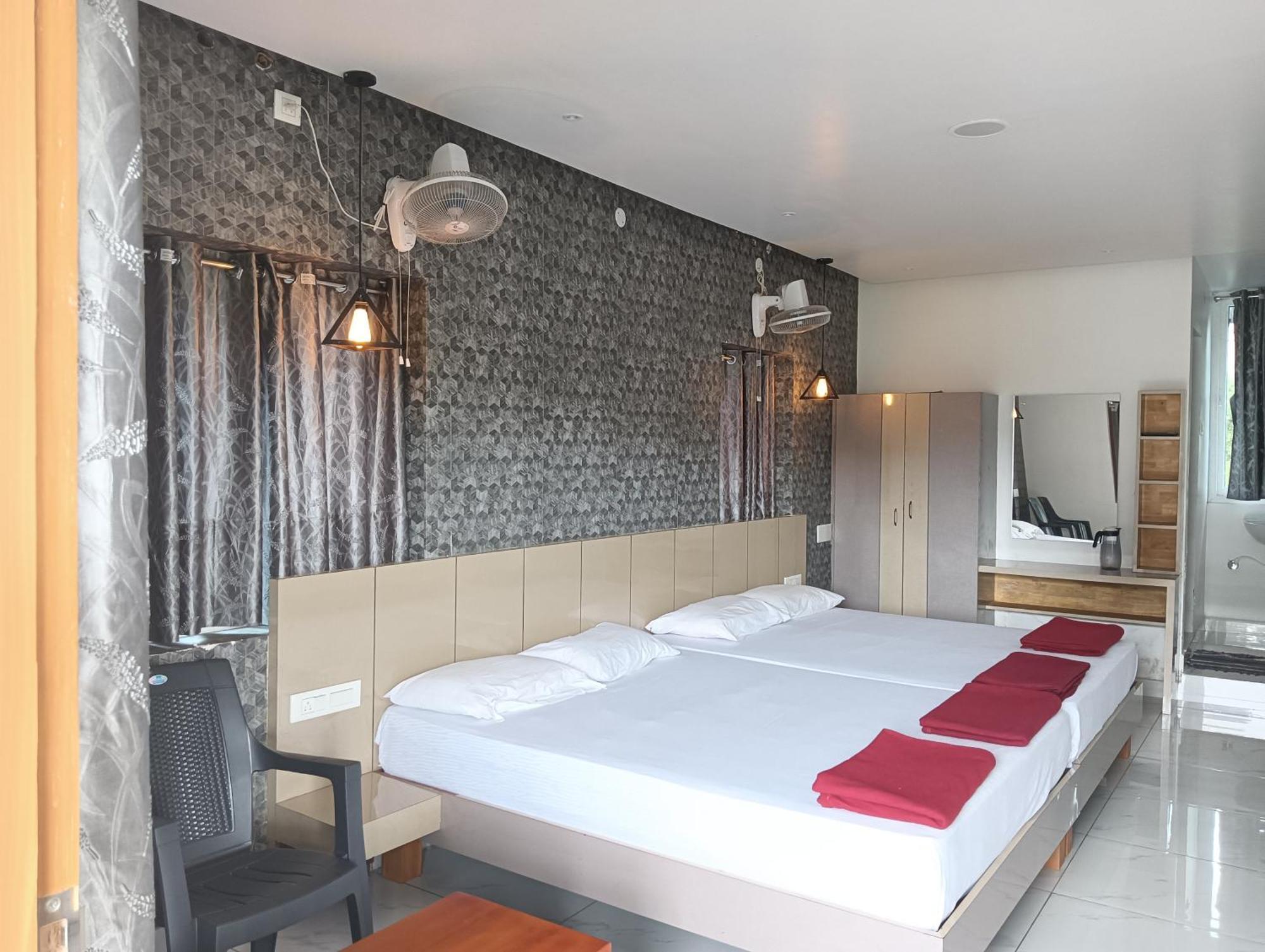 Hilltop Hotell Vālpārai Exteriör bild